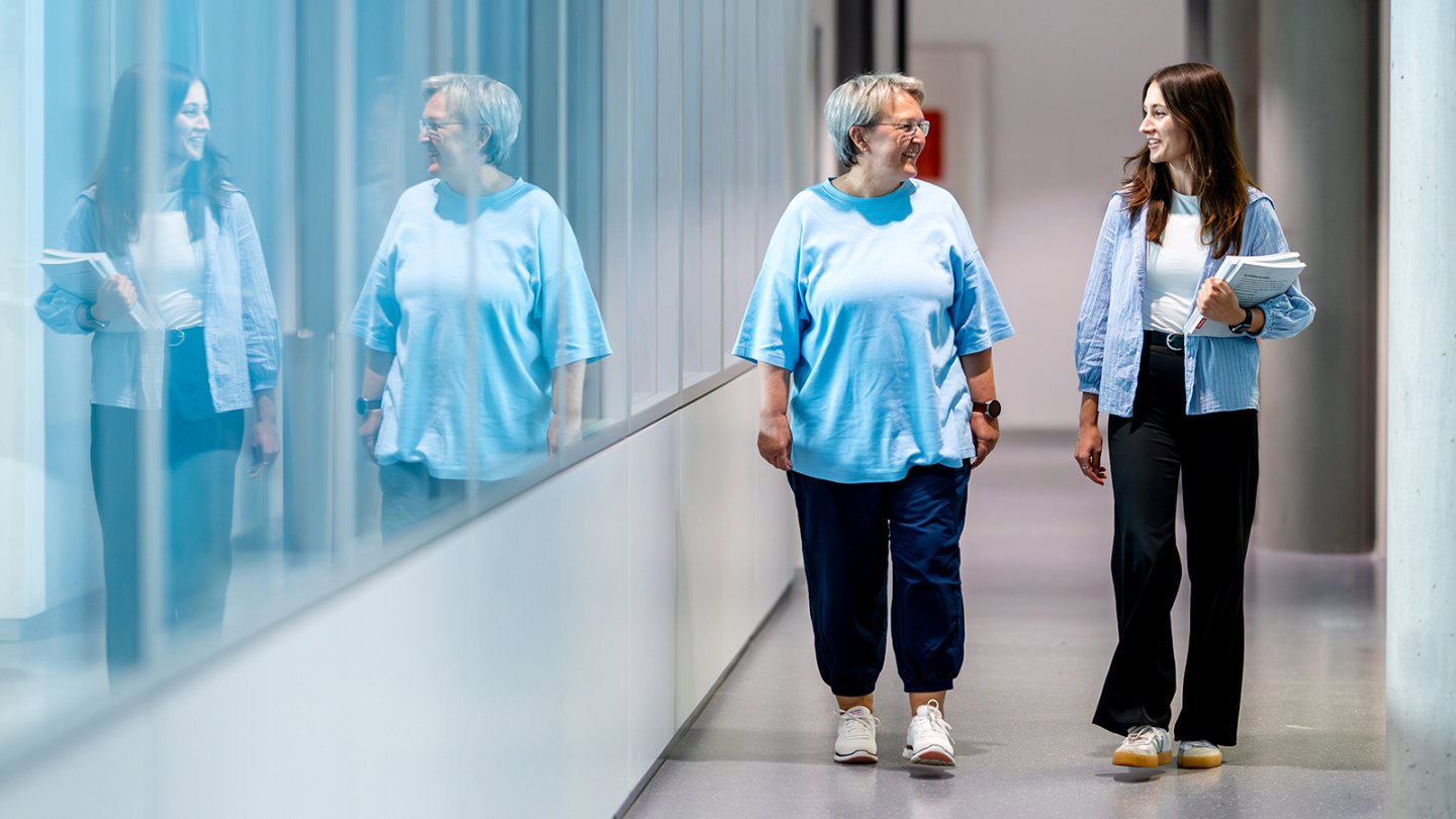 Ernährungswissenschaftlerin Jasmin Ketel und Kerstin Schäfer laufen über einen Gang.