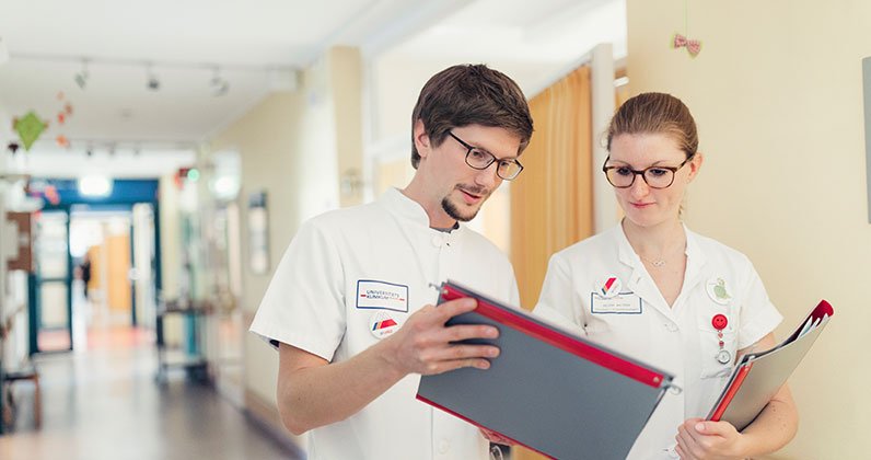 Täglicher Ablauf: Laborwerte studieren, auf Visite gehen, Patienten behandeln – niemals allein, immer im Team mit den Pflegekräften.